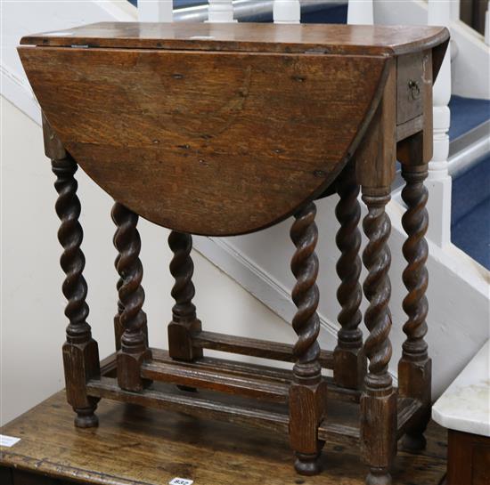 A small early 18th century oak oval topped gate leg table W.64cm